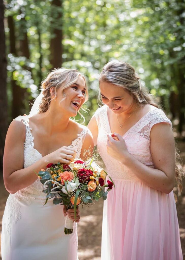 Brud og forlover ler med blomsterbukett fra Plantedottir