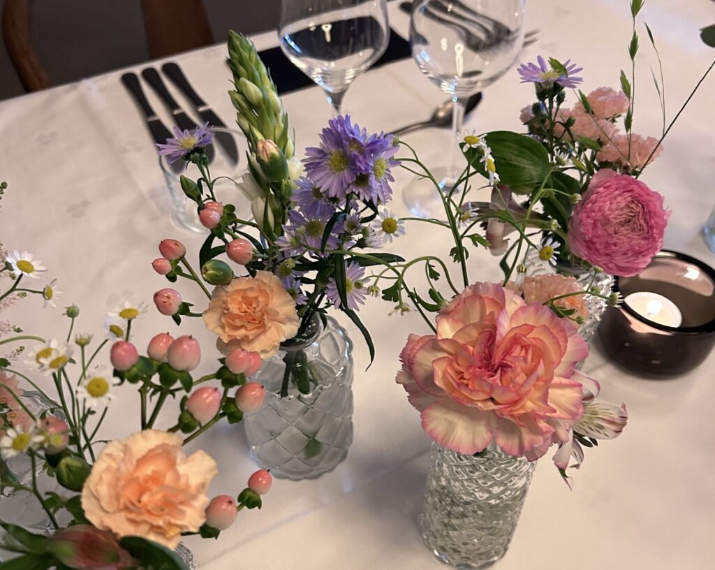Små vaser med blomster