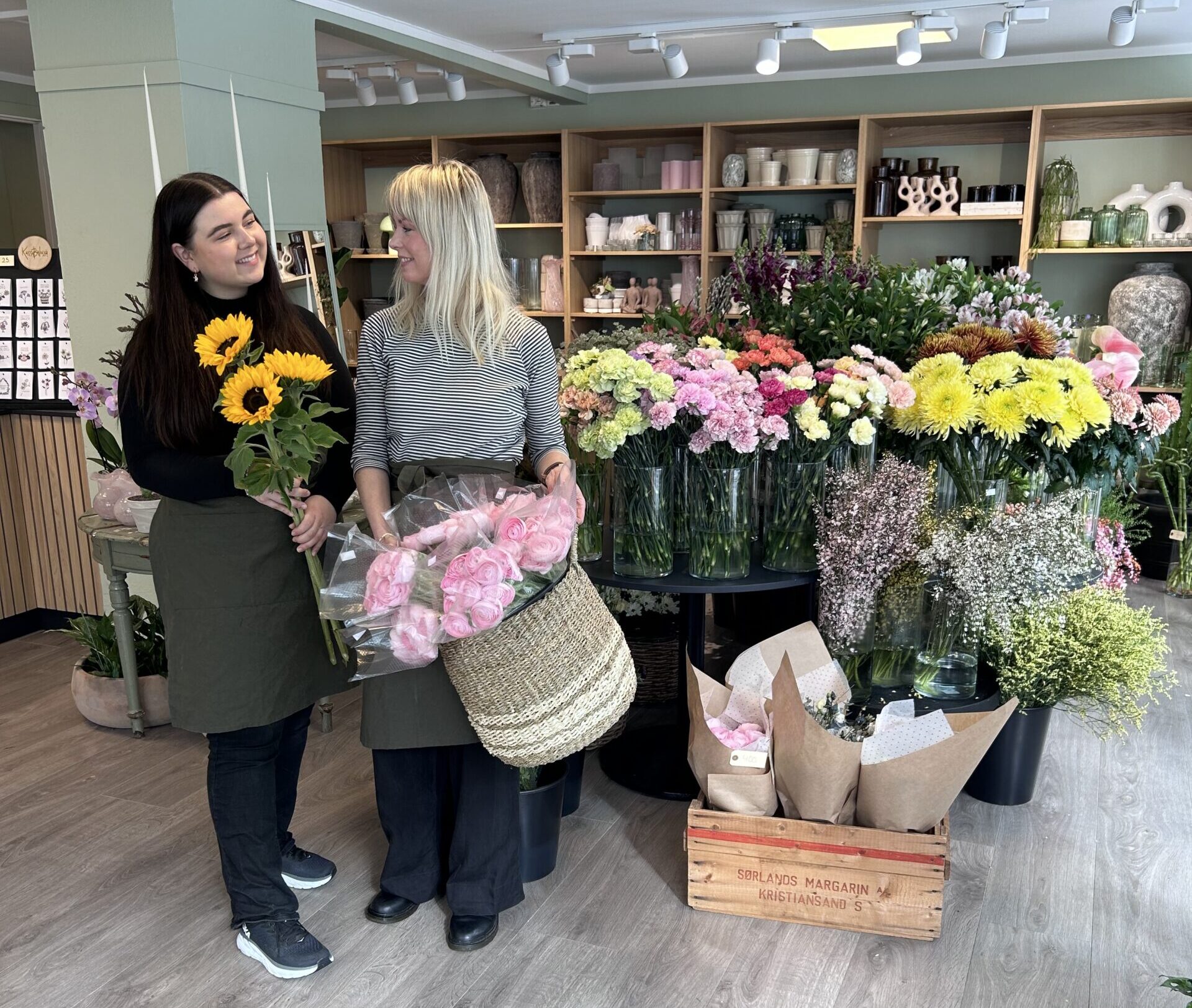 Mari og Sissel i blomsterbutikken Plantedottir