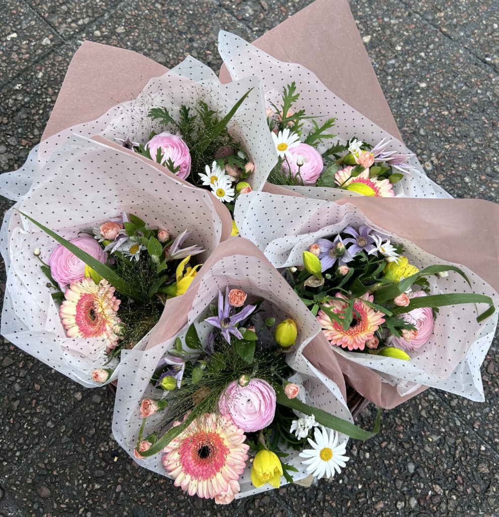 Helgebukett fra Plantedottir blomsterbutikk i Grimstad