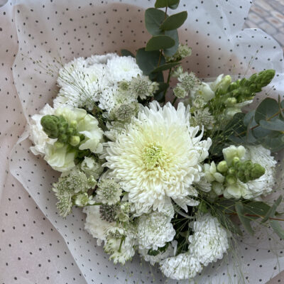 Hvit blomsterbukett laget av Plantedottir blomsterbutikk i Grimstad