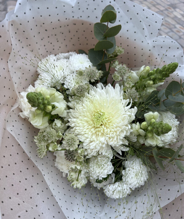 Hvit blomsterbukett laget av Plantedottir blomsterbutikk i Grimstad