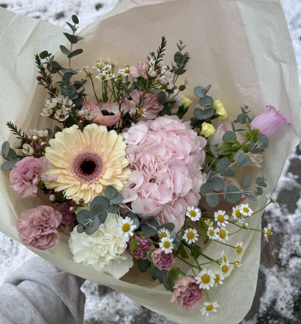 Pudderrosa blomsterbukett laget av Plantedottir blomsterbutikk i Grimstad