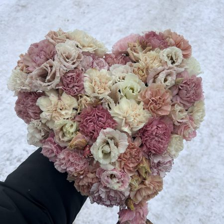 Blomsterhjerte til begravelse fra blomsterbutikken Plantedottir i Grimstad
