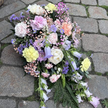 Bårekrans laget av Plantedottir blomsterbutikk i Grimstad