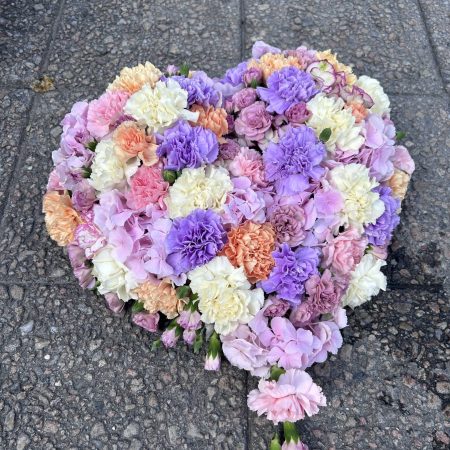 Hjerteformet bårekrans begravelse blomsterbukett